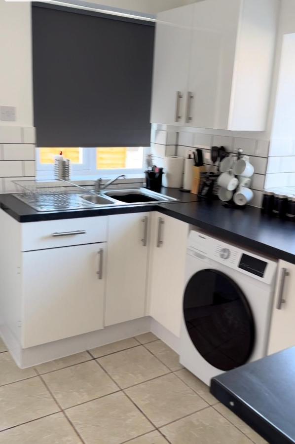 Special Rate For Bookings More Than 7 Nights, Warm Spacious Contractor House Near Liverpool City Centre Sleeps 8 Kitchen & Dining Room, Washing Machine Eksteriør billede